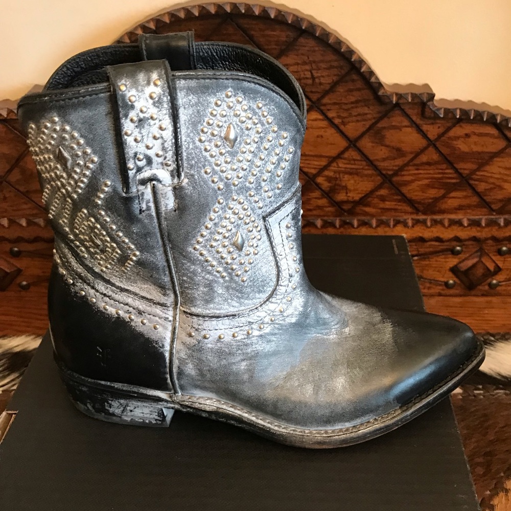 🤑NWT FRYE BIILY SHORT STUDDED BOOTS